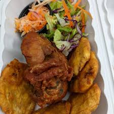 Fried plantain with fried chicken with salad